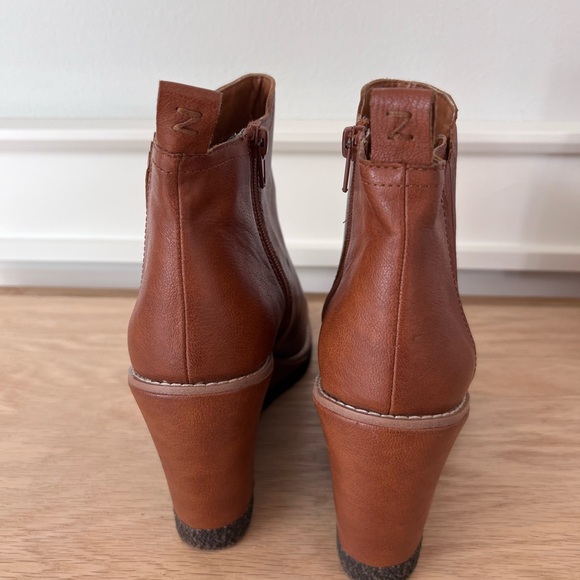 Zodiac brown ankle wedge boots size 10. - Picture 4 of 11